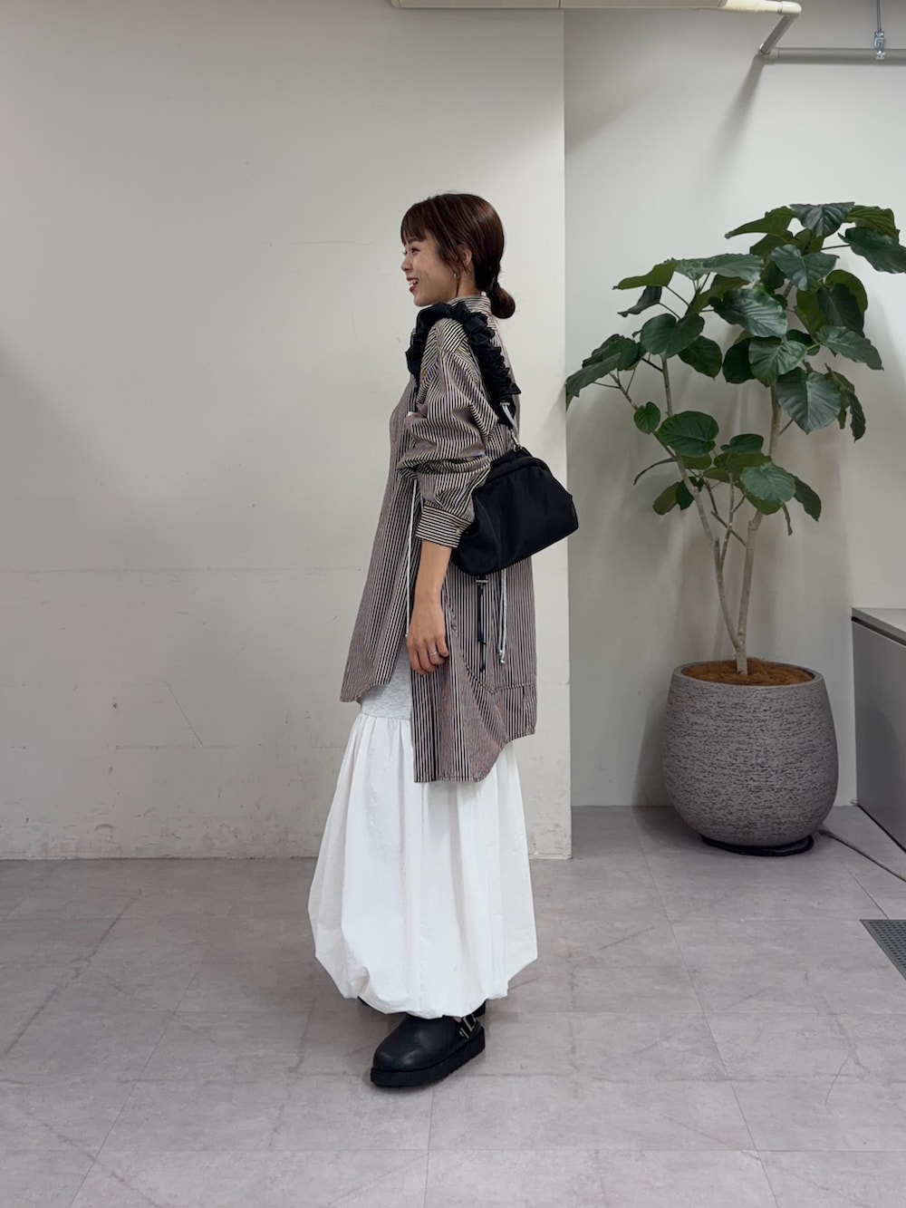 ブラウン系のシャツ/ブラウス、ホワイト系のワンピース、ブラック系のその他シューズを着用したレディースの夏コーディネートの2枚目の写真