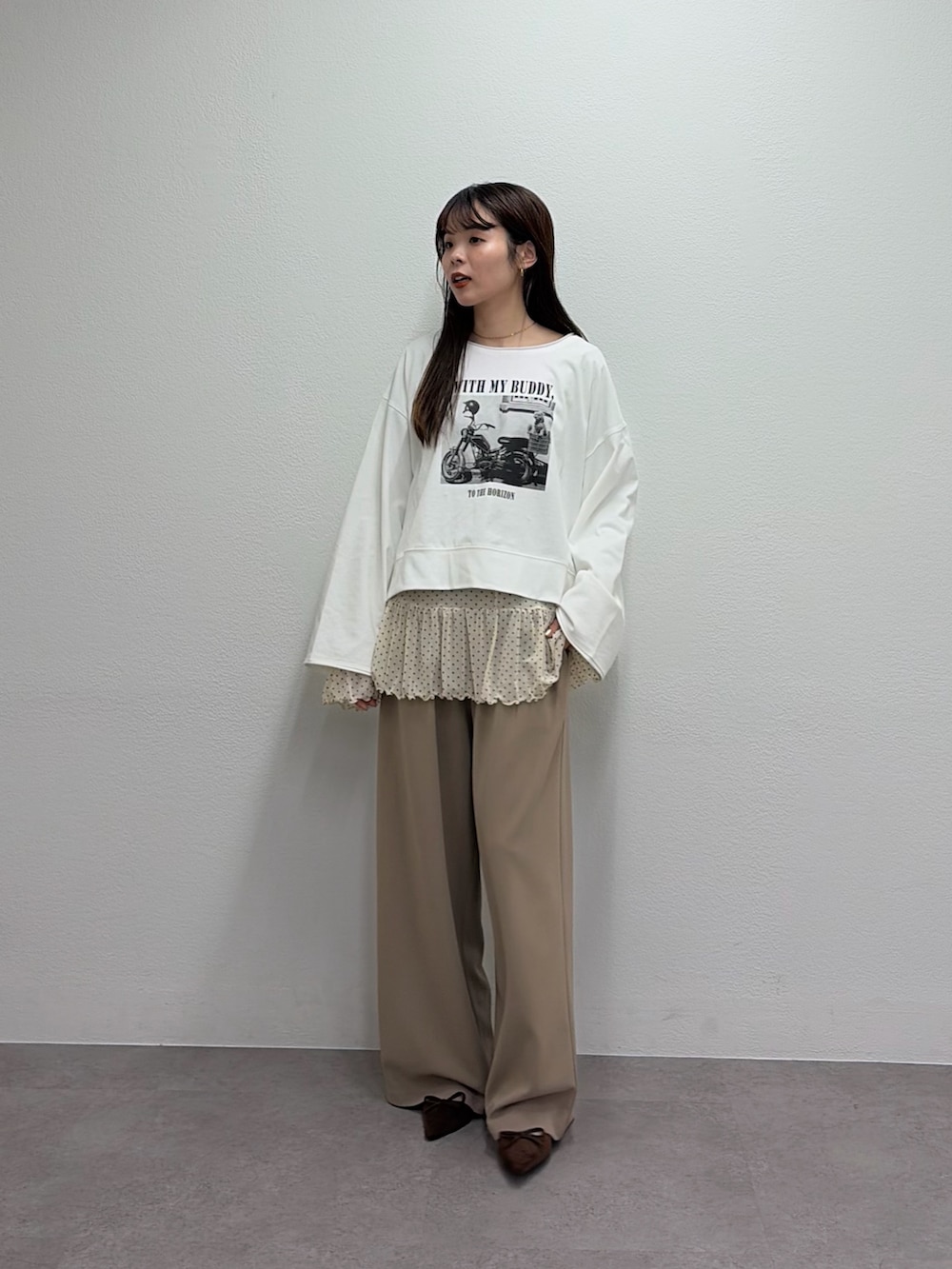 ホワイト系のTシャツ/カットソー、ホワイト系のTシャツ/カットソー、ベージュ系のスラックスを着用したレディースの冬コーディネートの2枚目の写真