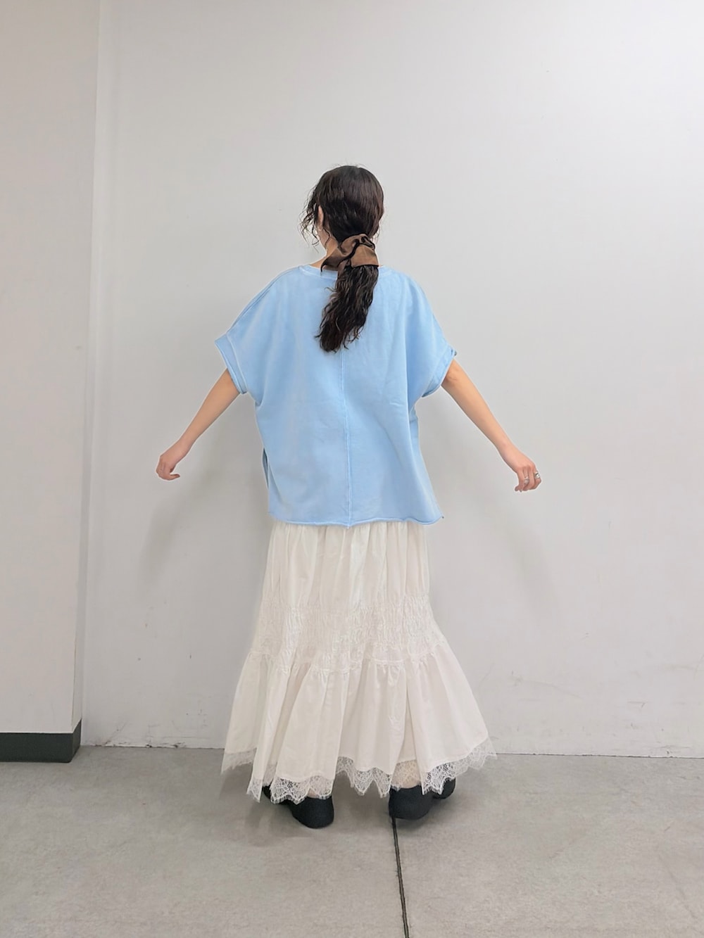 ブルー系のTシャツ/カットソー、ホワイト系のスカートを着用したレディースの春コーディネートの3枚目の写真