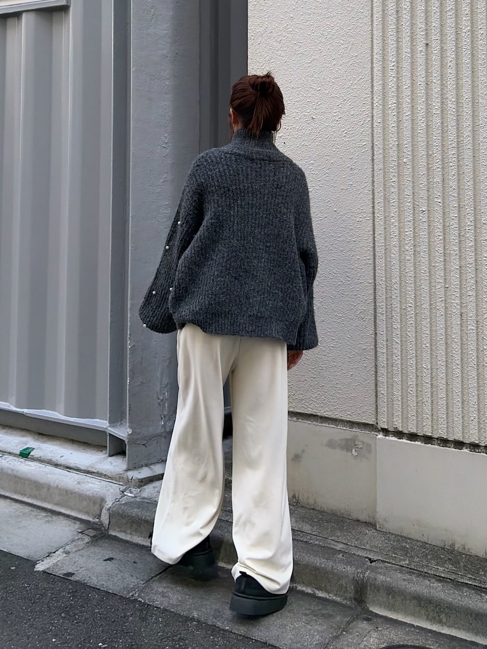 ブラック系のその他シューズ、ホワイト系のスラックス、グレー系のカーディガン/ボレロを着用したレディースの秋コーディネートの3枚目の写真