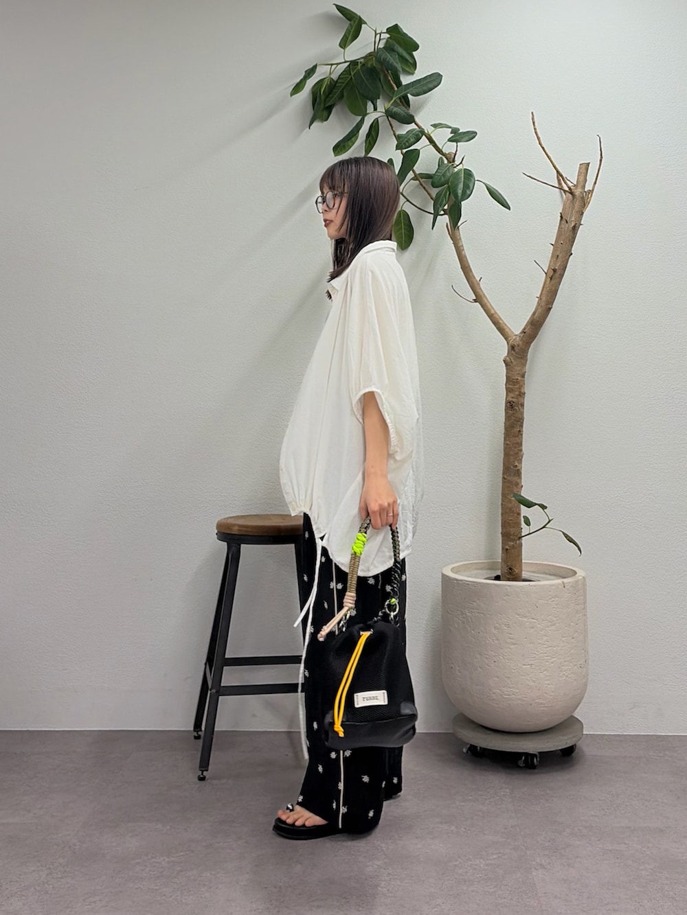 ホワイト系のシャツ/ブラウス、ブラック系のその他パンツ、ブラック系のサンダルを着用したレディースの春コーディネートの2枚目の写真