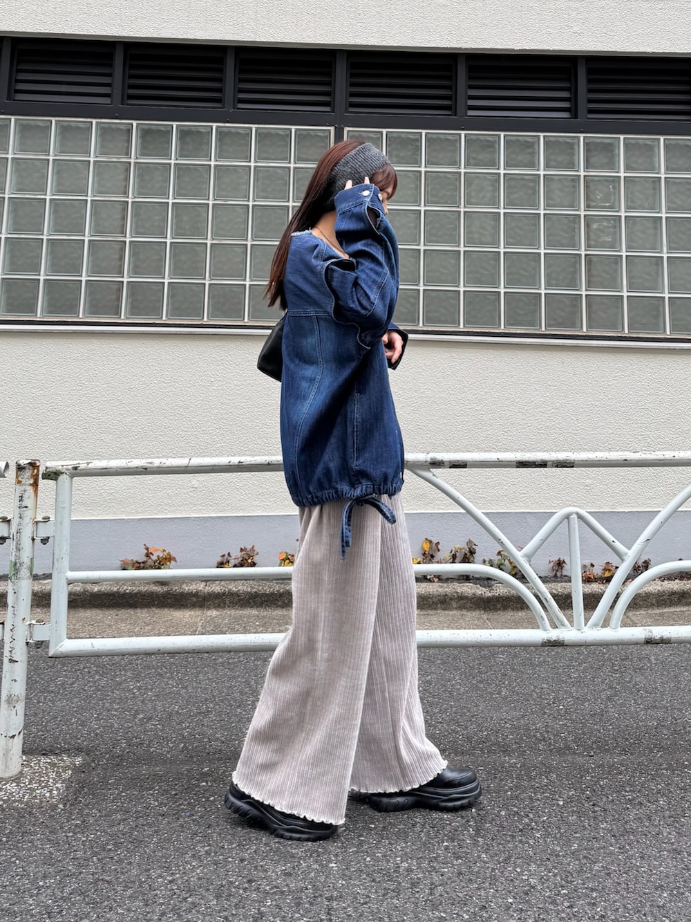 ブルー系のデニムジャケット、グレー系のその他パンツ、ブラック系のブーツを着用したレディースの冬コーディネートの2枚目の写真