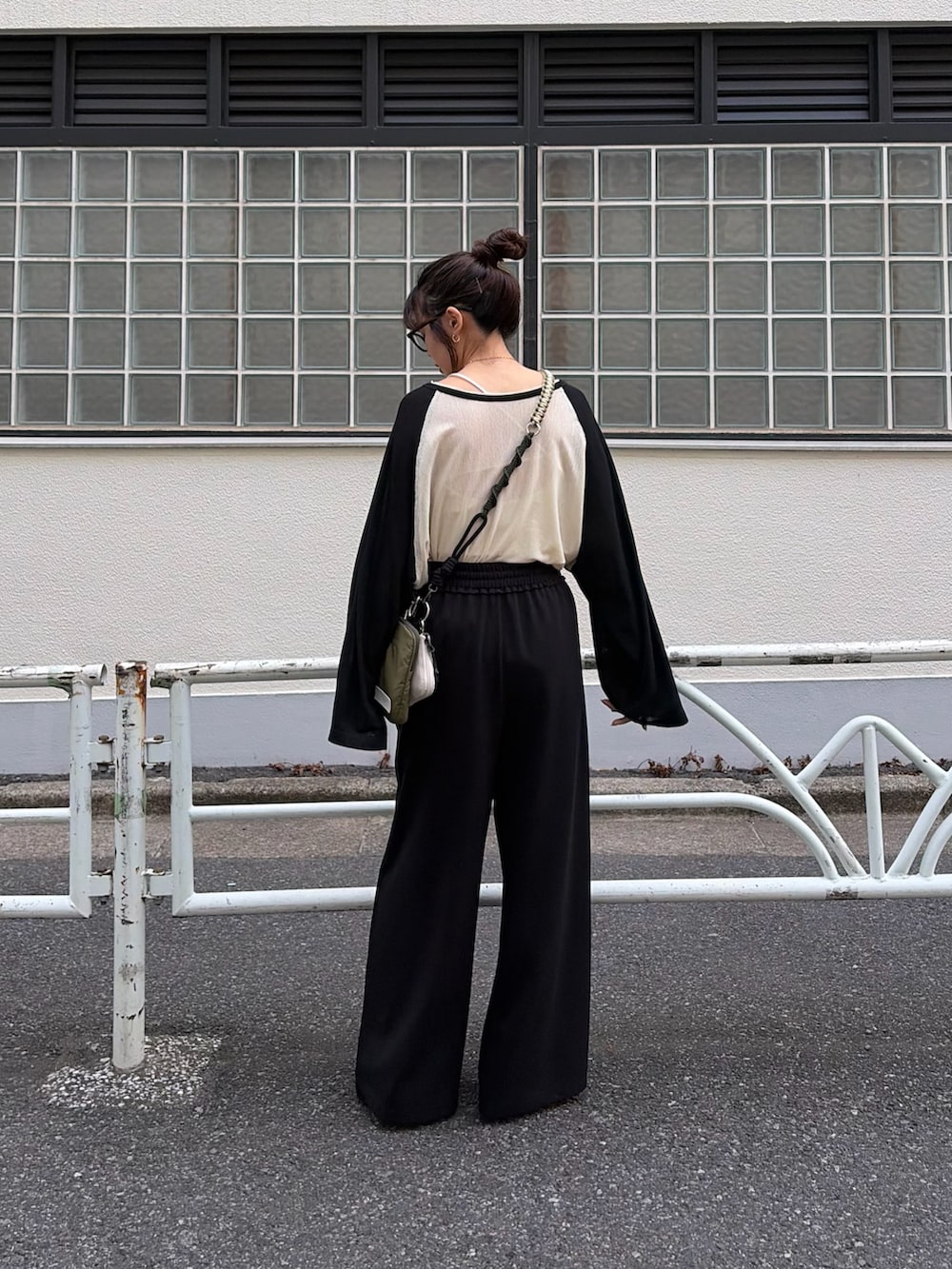 ホワイト系のTシャツ/カットソー、ブラック系のスラックスを着用したレディースの冬コーディネートの3枚目の写真