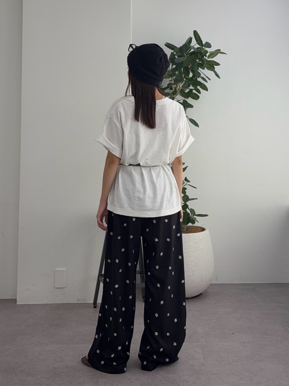 ホワイト系のTシャツ/カットソー、ブラック系のスラックス、ベージュ系のボディバッグ/ウエストポーチを着用したレディースの夏コーディネートの3枚目の写真