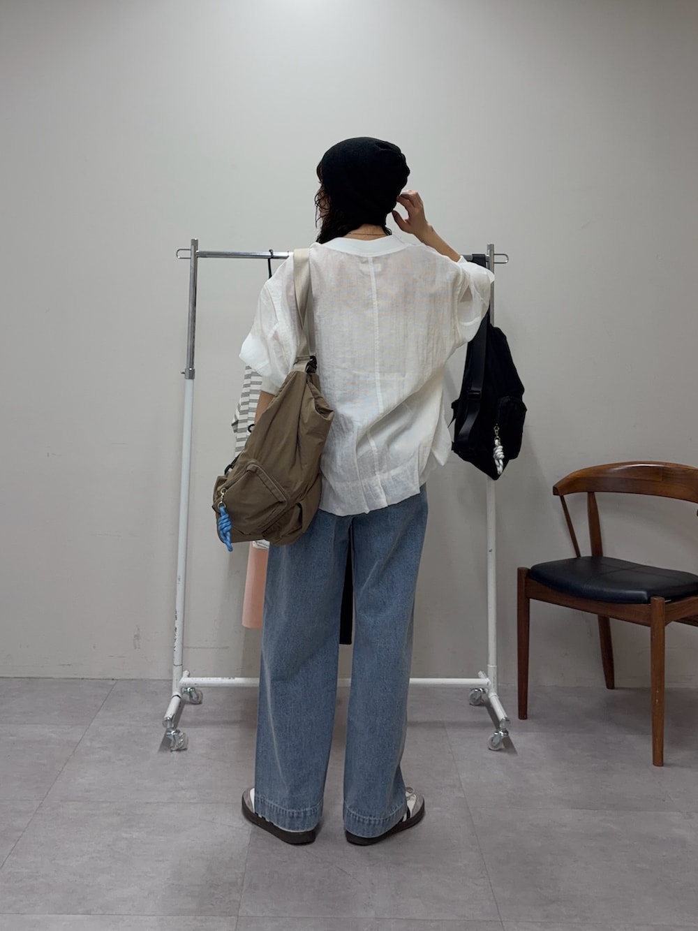 ホワイト系のブルゾン、ブルー系のデニムパンツ、ブラック系のニットキャップ/ビーニーを着用したレディースの春コーディネートの3枚目の写真