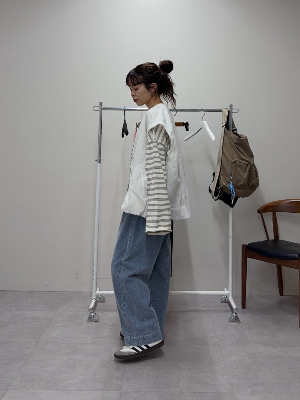 ホワイト系のブルゾン、ホワイト系のTシャツ/カットソー、ブルー系のデニムパンツを着用したレディースの春コーディネートの2枚目の写真