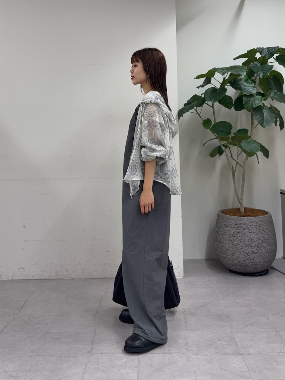 ホワイト系のシャツ/ブラウス、ブラック系のその他シューズを着用したレディースの夏コーディネートの2枚目の写真