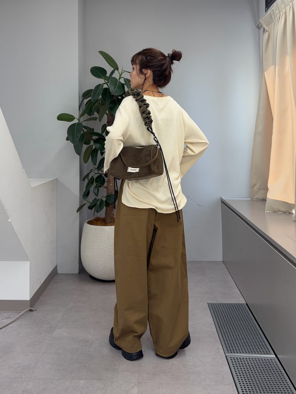 ホワイト系のTシャツ/カットソー、ベージュ系のその他パンツ、ブラック系のパンプスを着用したレディースの夏コーディネートの3枚目の写真