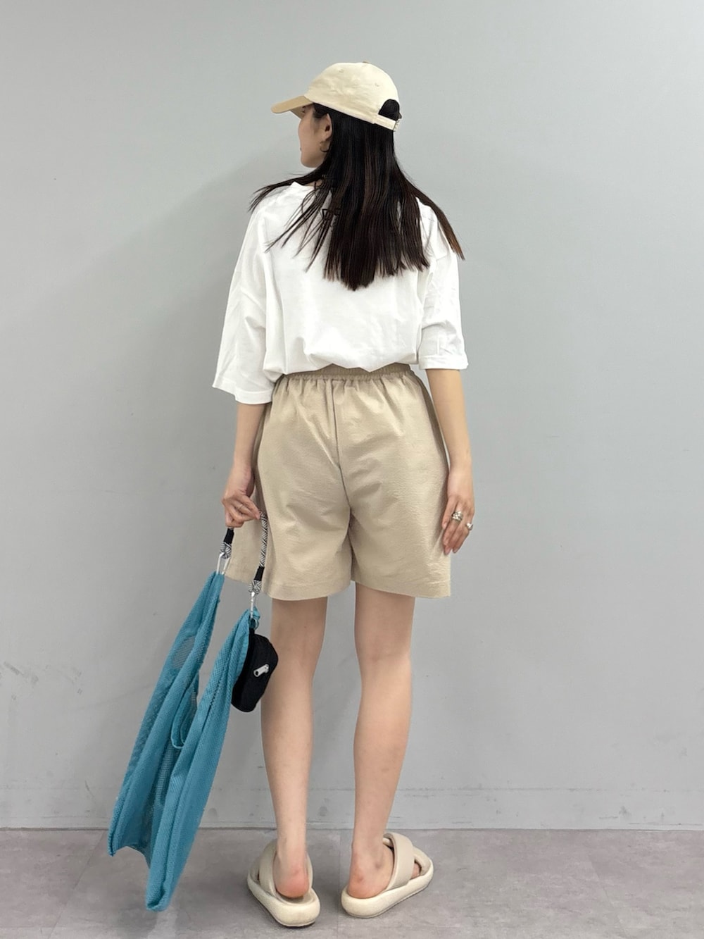 「メッシュバッグ、ラッシュガード、半袖、半袖Ｔシャツ、シンプル、シンプルコーデ、シンプルスタイル、夏コーデ、アウトドア、アウトドアスタイル、アウトドアコーデ、カジュアルコーデ、カジュアルスタイル」｜「DODの【DOD別注】コロコロタビッティー / ユニセックス（Tシャツ/カットソー、ホワイト系）」を使った、kyaaaiさん（レディース・156cm）の春コーディネートの3枚目の写真