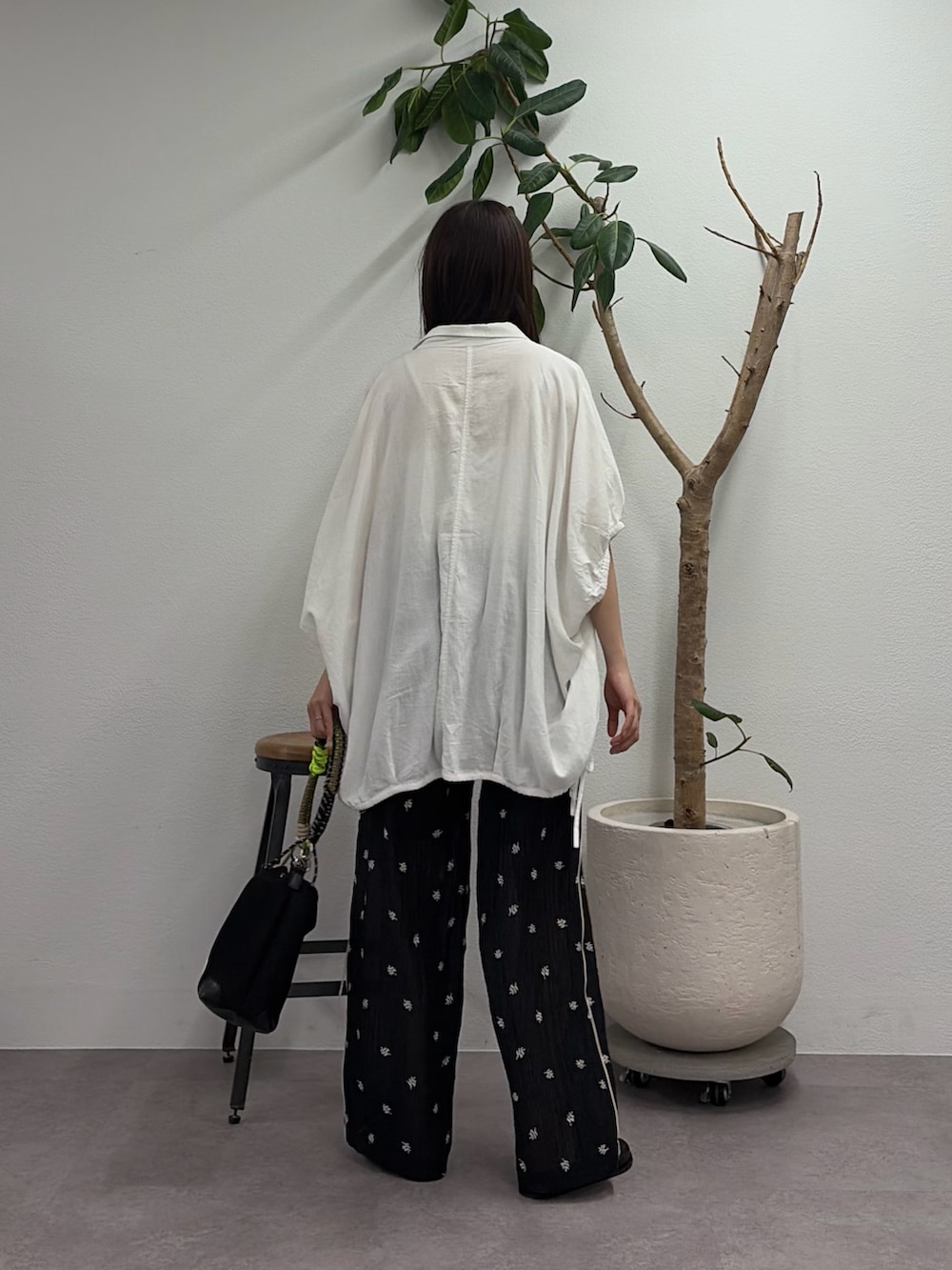ホワイト系のシャツ/ブラウス、ブラック系のその他パンツ、ブラック系のサンダルを着用したレディースの春コーディネートの3枚目の写真
