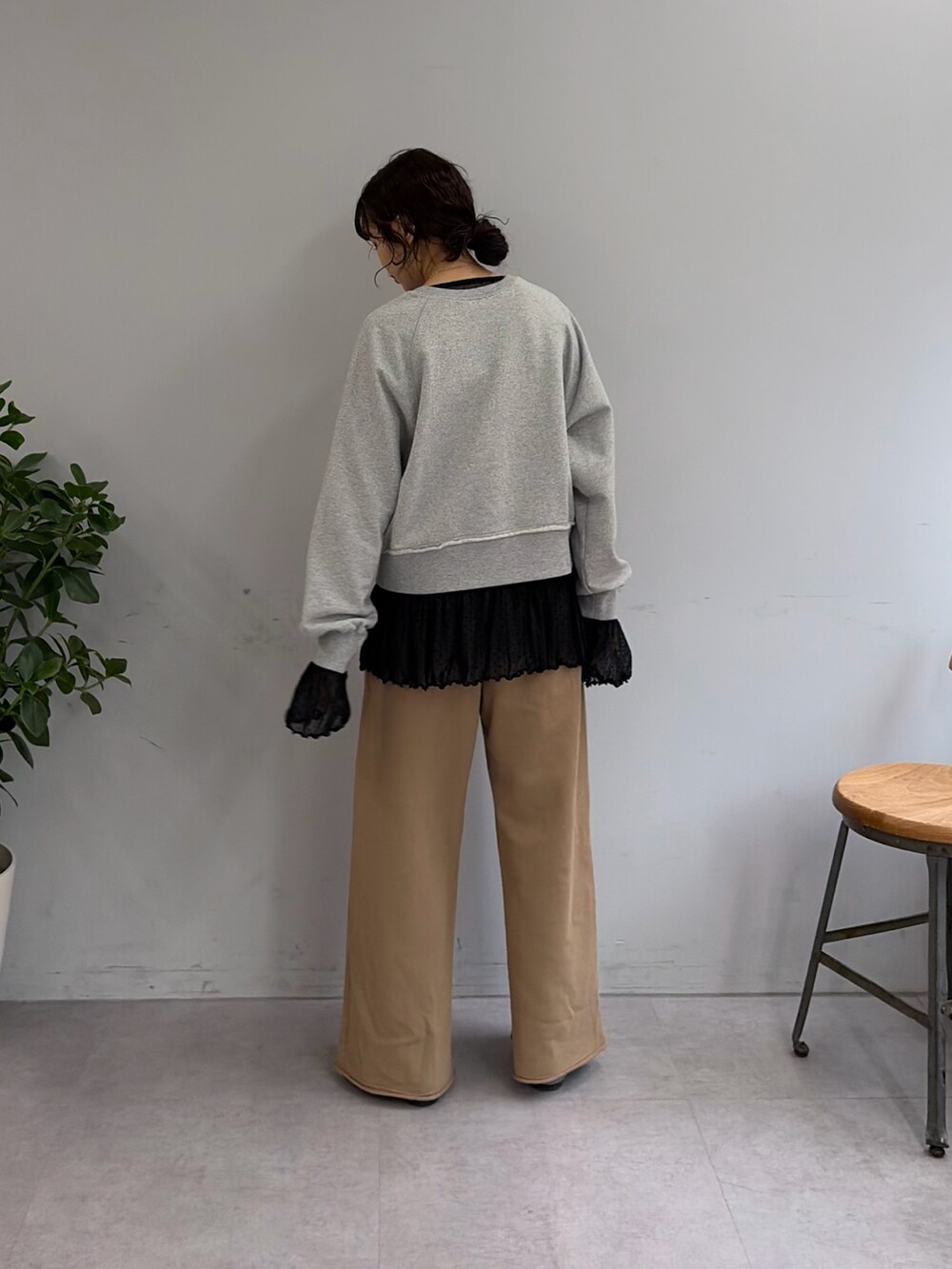 グレー系のスウェット、ブラック系のTシャツ/カットソー、ベージュ系のスウェットパンツを着用したレディースの冬コーディネートの3枚目の写真