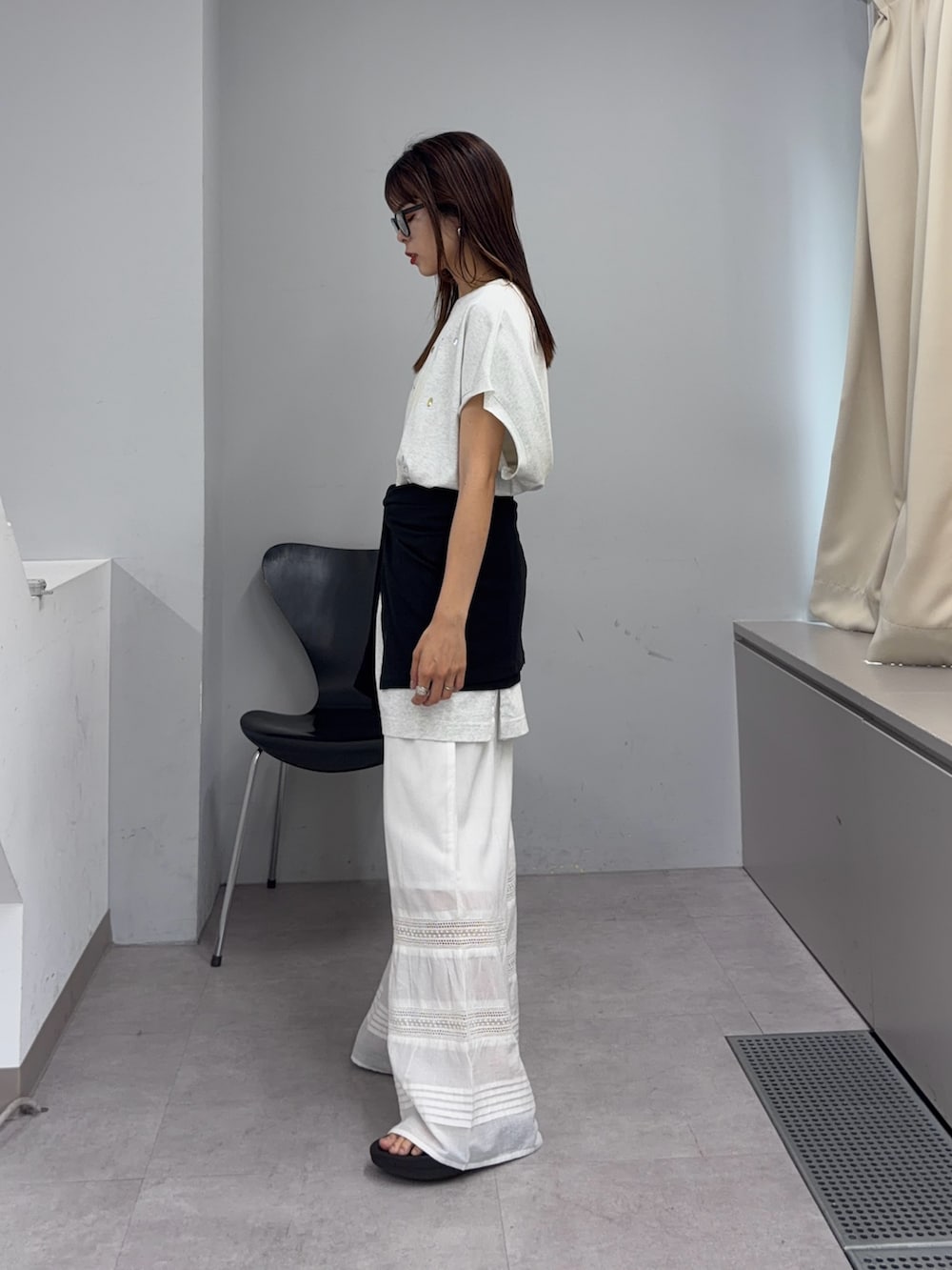 グレー系のタンクトップ、ブラック系のTシャツ/カットソー、ホワイト系のその他パンツを着用したレディースの夏コーディネートの2枚目の写真