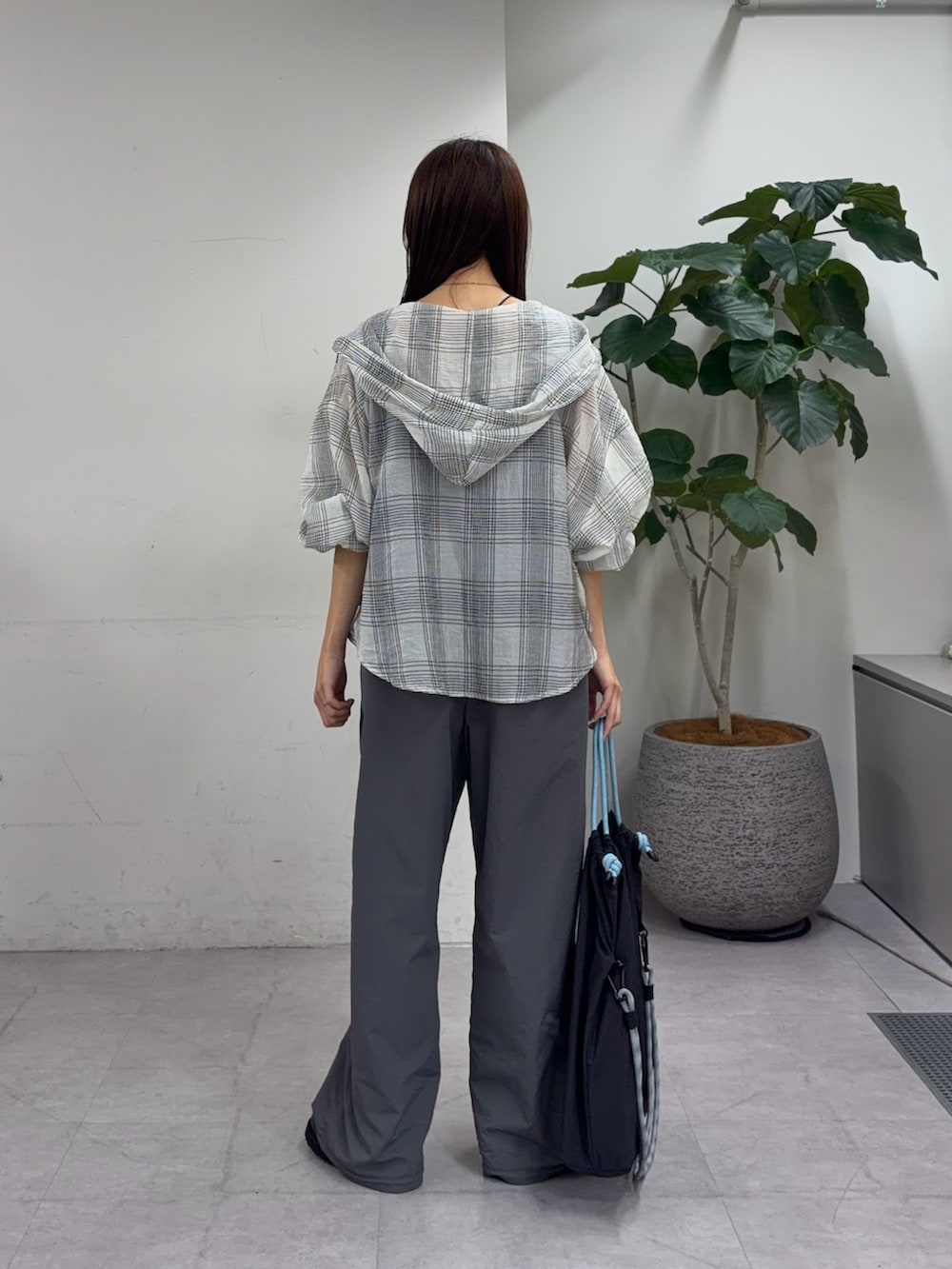 ホワイト系のシャツ/ブラウス、ブラック系のその他シューズを着用したレディースの夏コーディネートの3枚目の写真