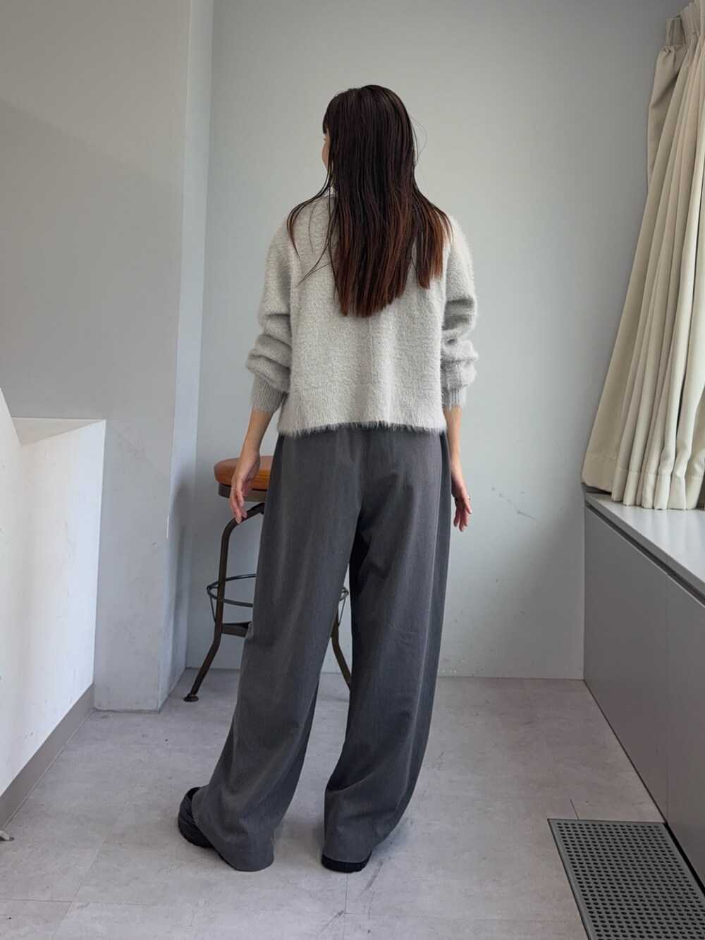 グレー系のカーディガン/ボレロ、ホワイト系のTシャツ/カットソー、グレー系のデニムパンツを着用したレディースの夏コーディネートの3枚目の写真