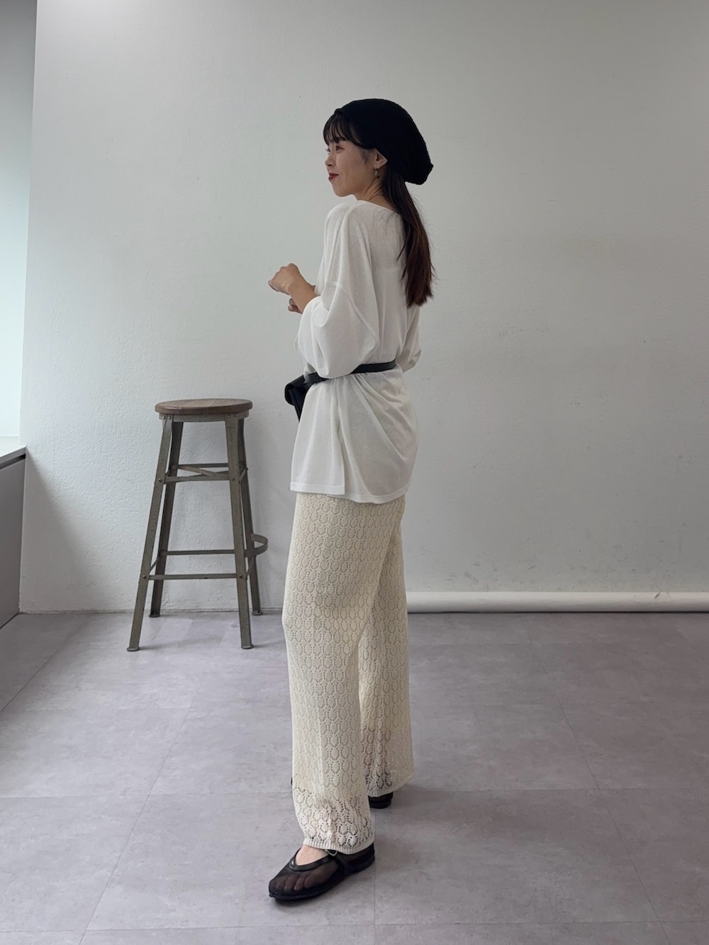 「透かし編み、透かし編みニット、ホワイトコーデ、シンプル、シンプルコーデ、シンプルスタイル、シアートップス、楽チンコーデ、お出かけコーデ、大人カジュアル、大人コーデ、カジュアルコーデ、ウエストポーチ、ウエストマーク」｜「CIAOPANIC TYPYの【2025年S/S新作】タックデザインメッシュビーニー（ニットキャップ/ビーニー、ブラック系）」を使った、kyaaaiさん（レディース・156cm）の夏コーディネートの2枚目の写真
