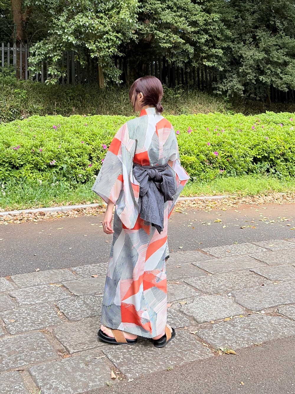イエロー系のサンダル、ベージュ系の浴衣を着用したレディースの春コーディネートの2枚目の写真