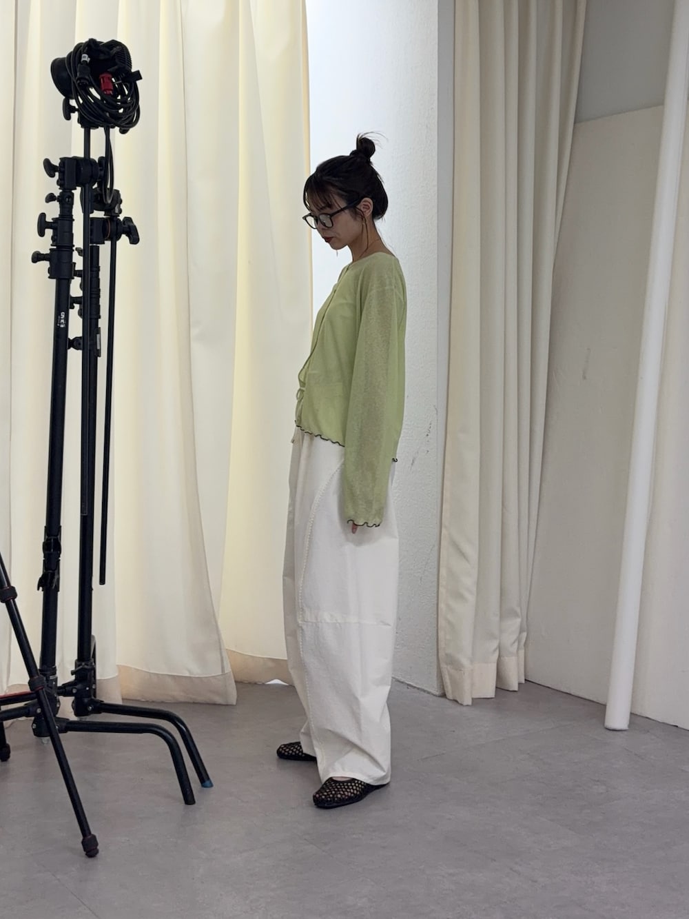 グリーン系のカーディガン/ボレロ、ホワイト系のその他パンツ、ブラック系のパンプスを着用したレディースの春コーディネートの2枚目の写真