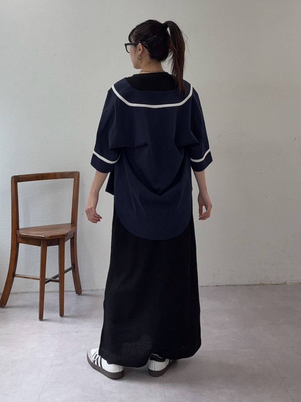 ブルー系のTシャツ/カットソー、ブラック系のワンピースを着用したレディースの春コーディネートの2枚目の写真