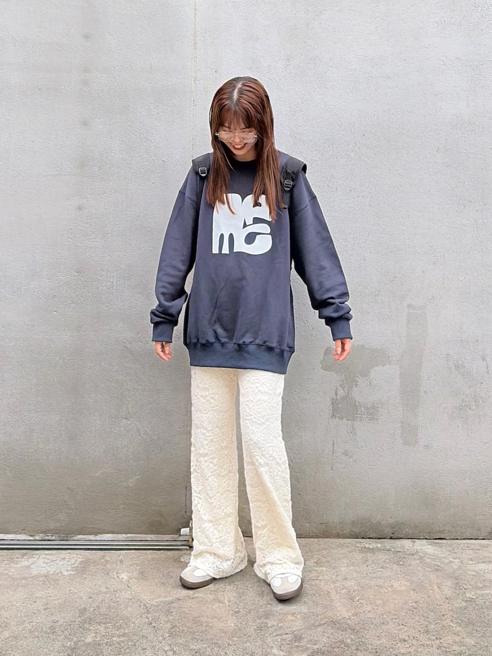 ホワイト系のその他パンツ、ブルー系のスウェット、ブラック系のバックパック/リュックを着用したレディースの秋コーディネートの4枚目の写真