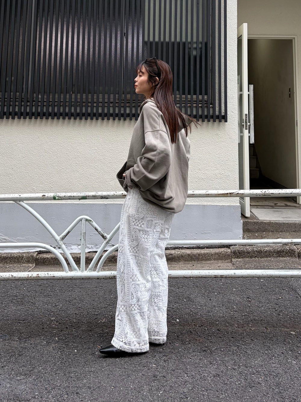 ベージュ系のパーカー、ホワイト系のその他パンツ、ブラック系のパンプスを着用したレディースの冬コーディネートの2枚目の写真