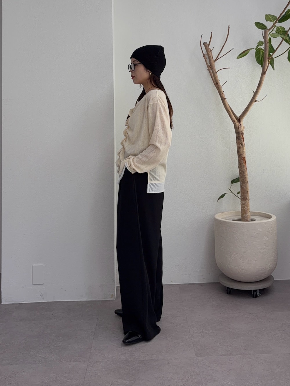 イエロー系のTシャツ/カットソー、ブラック系のスラックス、ブラック系のパンプスを着用したレディースの冬コーディネートの3枚目の写真