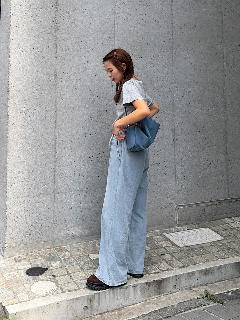 ブルー系のデニムパンツ、グレー系のTシャツ/カットソーを着用したレディースの夏コーディネートの3枚目の写真