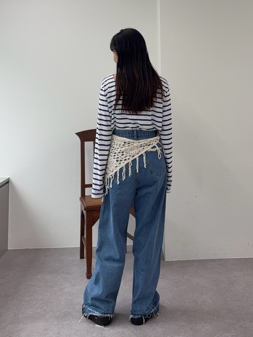 ブルー系のデニムパンツ、ブルー系の水着、ホワイト系のバンダナ/スカーフを着用したレディースの夏コーディネートの3枚目の写真