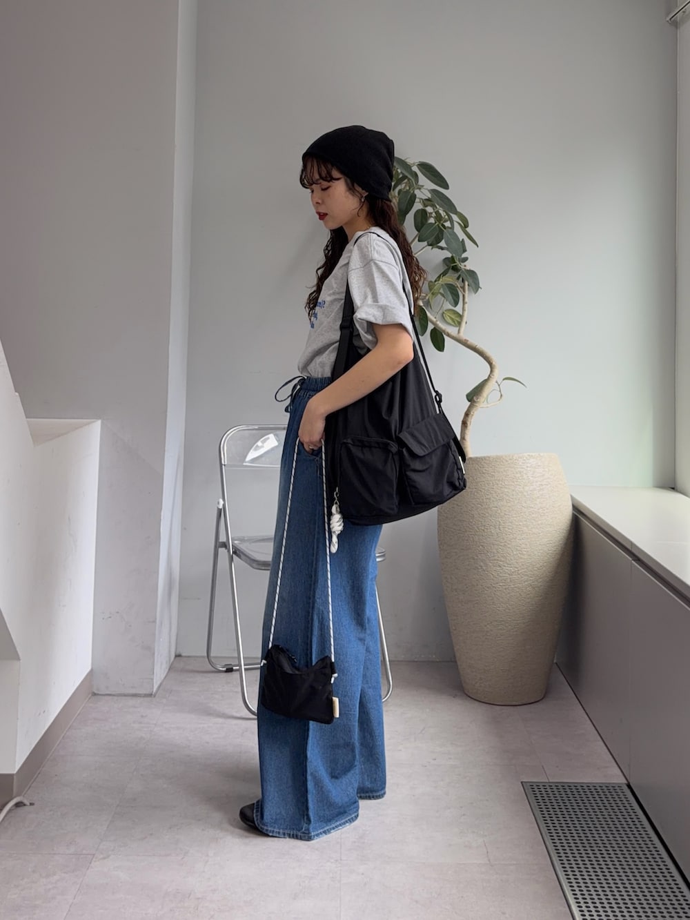 グレー系のTシャツ/カットソー、ブルー系のデニムパンツ、ブラック系のパンプスを着用したレディースの春コーディネートの2枚目の写真