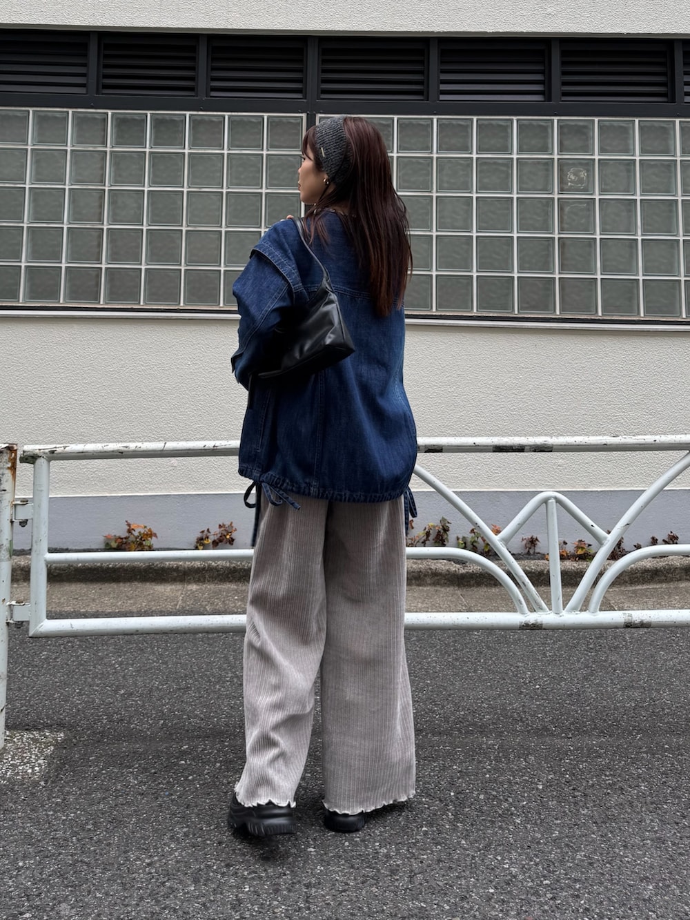 ブルー系のデニムジャケット、グレー系のその他パンツ、ブラック系のブーツを着用したレディースの冬コーディネートの3枚目の写真