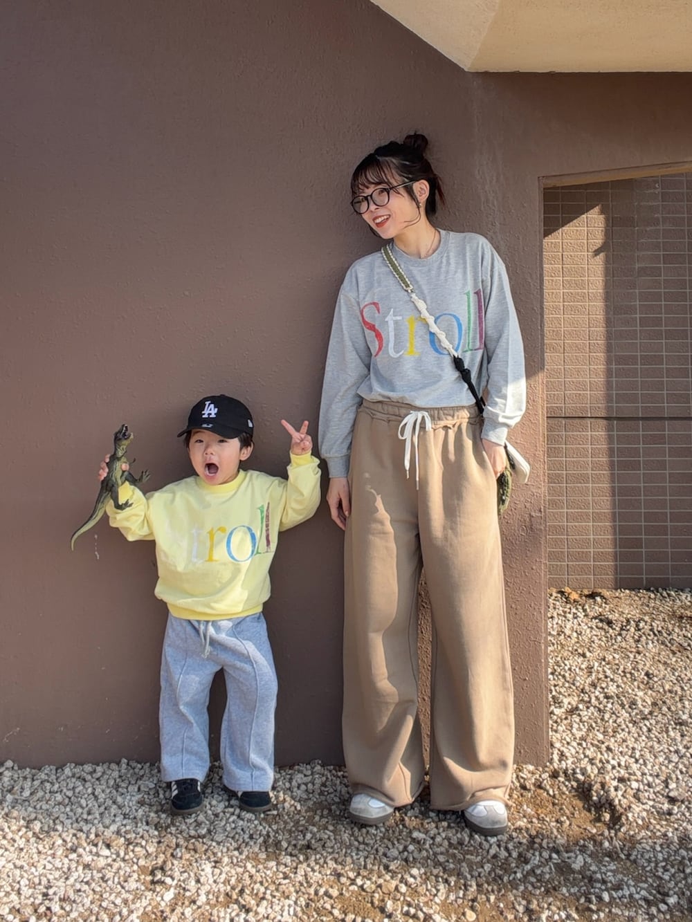 グレー系のTシャツ/カットソー、イエロー系のTシャツ/カットソー、ベージュ系のスウェットパンツを着用したレディースの冬コーディネートの2枚目の写真