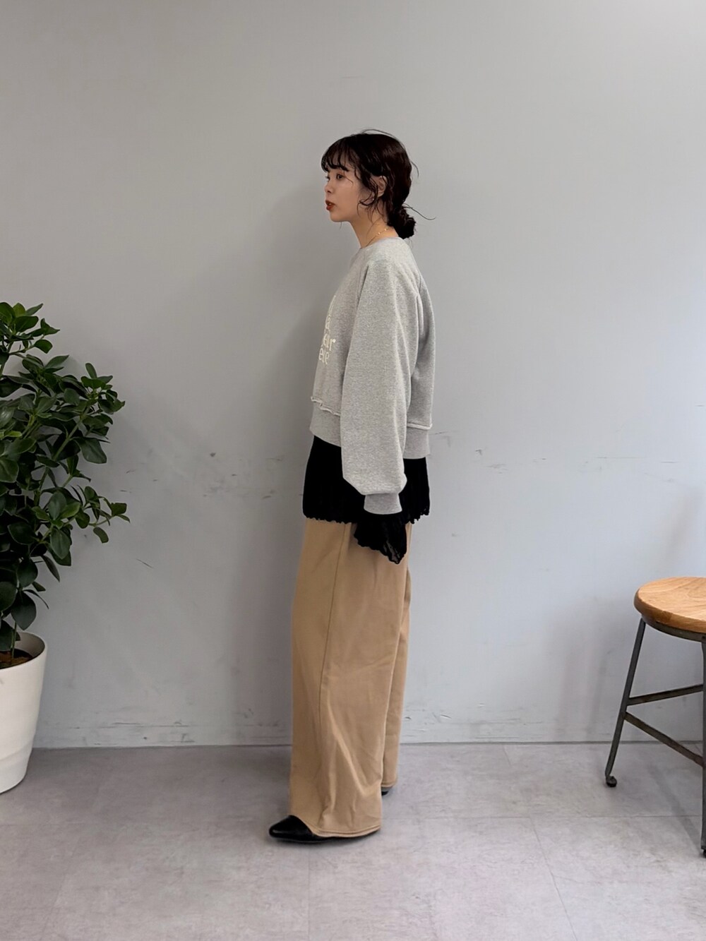 グレー系のスウェット、ブラック系のTシャツ/カットソー、ベージュ系のスウェットパンツを着用したレディースの冬コーディネートの2枚目の写真