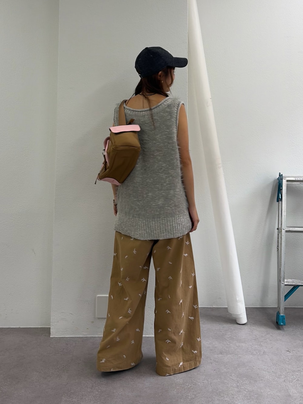 ベージュ系のチノパンツ、ブラウン系のその他シューズ、グレー系のベストを着用したレディースの秋コーディネートの3枚目の写真
