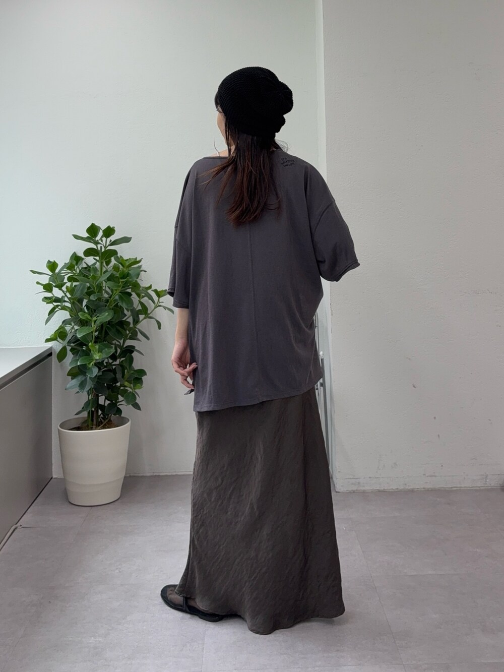 グレー系のTシャツ/カットソー、グレー系のスカート、ブラック系のパンプスを着用したレディースの夏コーディネートの3枚目の写真