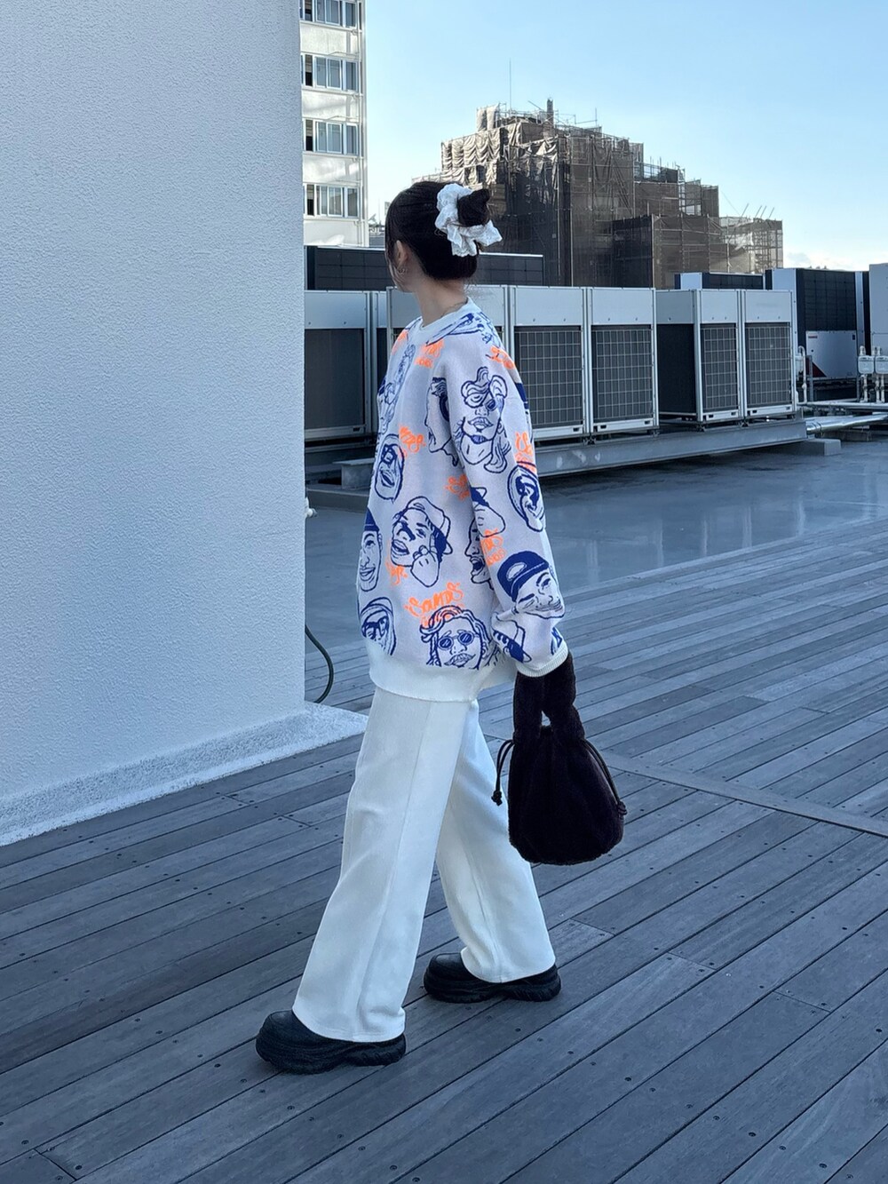 ホワイト系のニット/セーター、ブラック系のブーツ、ホワイト系のその他パンツを着用したレディースの秋コーディネートの2枚目の写真