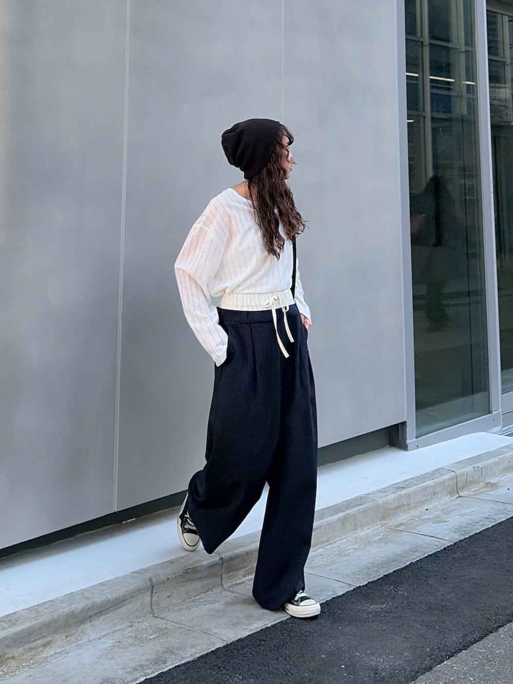 ホワイト系のTシャツ/カットソー、ブラック系のスラックス、ブラック系のニットキャップ/ビーニーを着用したレディースの春コーディネートの3枚目の写真