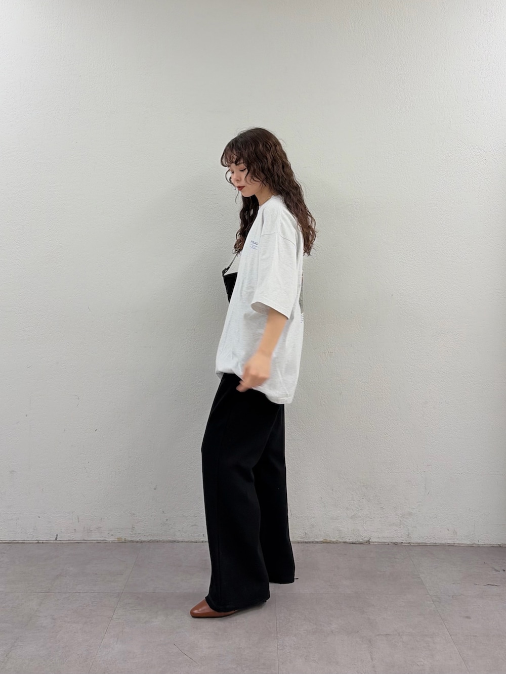 グレー系のTシャツ/カットソー、ブラック系のその他パンツ、ブラウン系のパンプスを着用したレディースの春コーディネートの2枚目の写真