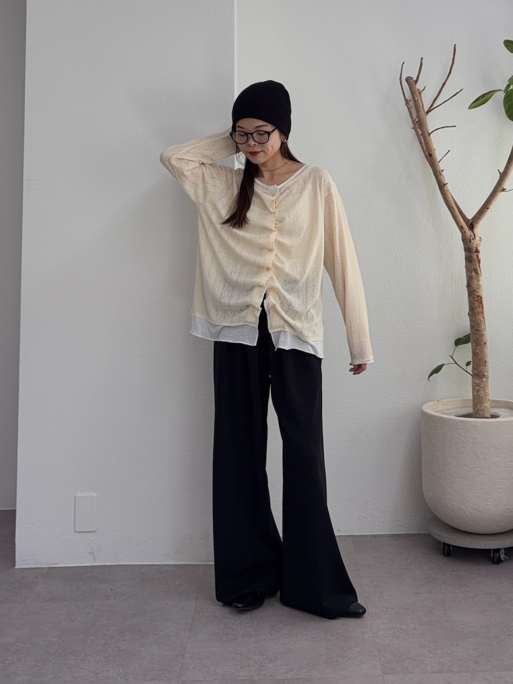 イエロー系のTシャツ/カットソー、ブラック系のスラックス、ブラック系のパンプスを着用したレディースの冬コーディネートの2枚目の写真