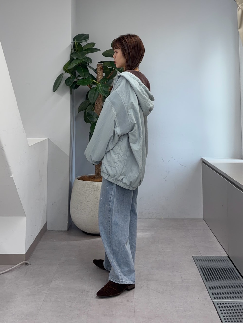 ブルー系のブルゾン、ホワイト系のTシャツ/カットソー、ブルー系のデニムパンツを着用したレディースの夏コーディネートの2枚目の写真