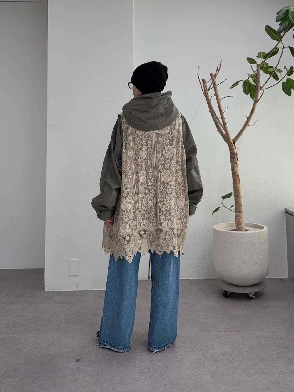 グリーン系のその他アウター、ブルー系のデニムパンツ、ブラック系のパンプスを着用したレディースの冬コーディネートの3枚目の写真