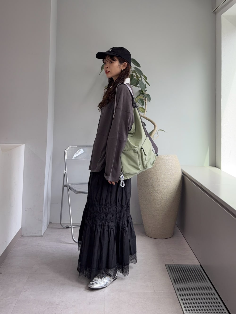 グレー系のTシャツ/カットソー、ブラック系のスカートを着用したレディースの春コーディネートの2枚目の写真