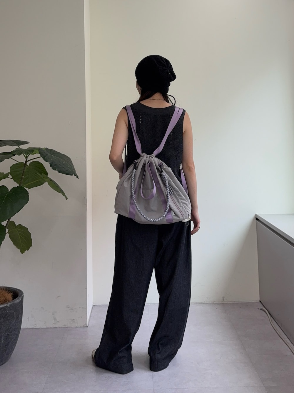 「大人、大人カジュアル、大人コーデ、シンプル、シンプルコーデ、シンプルスタイル、デニムパンツ、デニム、ブラックデニム、ブラックコーデ、夏コーデ、カジュアルコーデ、カジュアル」｜「WILLOWの【willow】和紙ライクニットベスト（ベスト、グレー系）」を使った、kyaaaiさん（レディース・156cm）の夏コーディネートの3枚目の写真