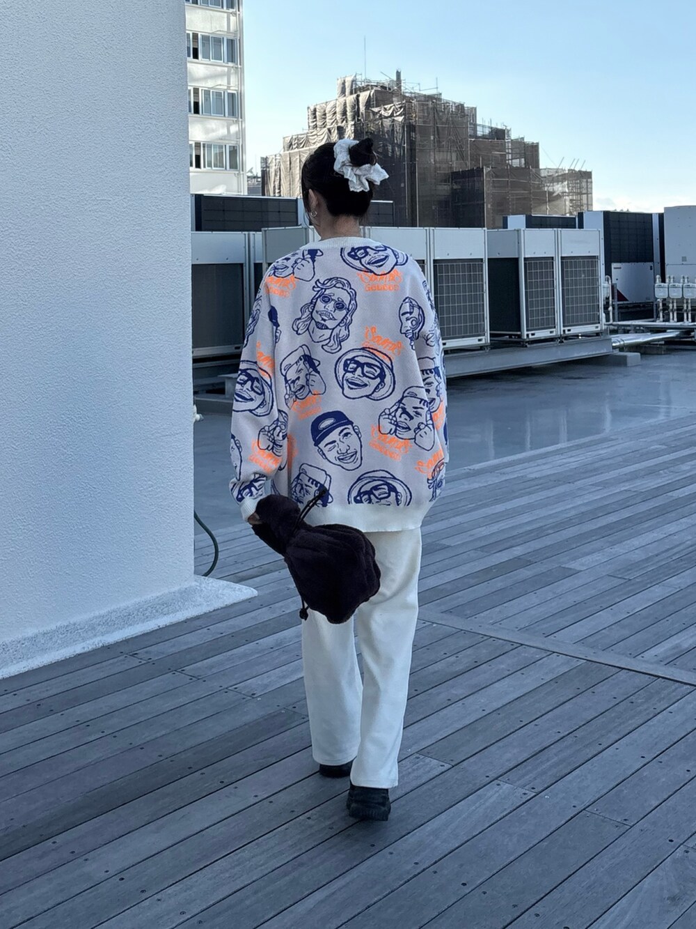 ホワイト系のニット/セーター、ブラック系のブーツ、ホワイト系のその他パンツを着用したレディースの秋コーディネートの3枚目の写真