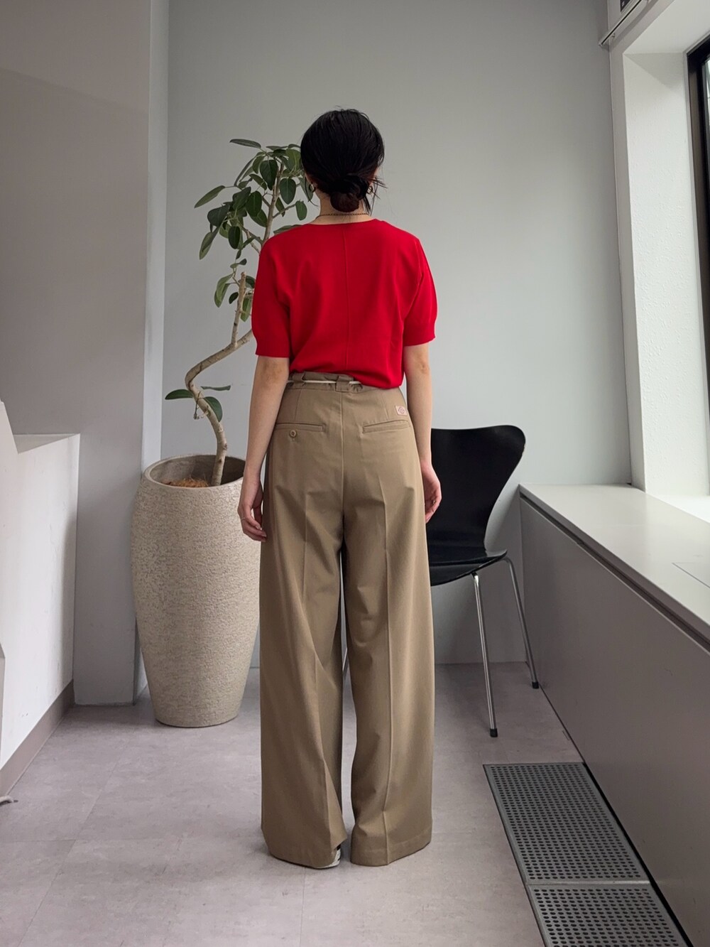 ベージュ系のその他パンツ、レッド系のニット/セーターを着用したレディースの春コーディネートの3枚目の写真