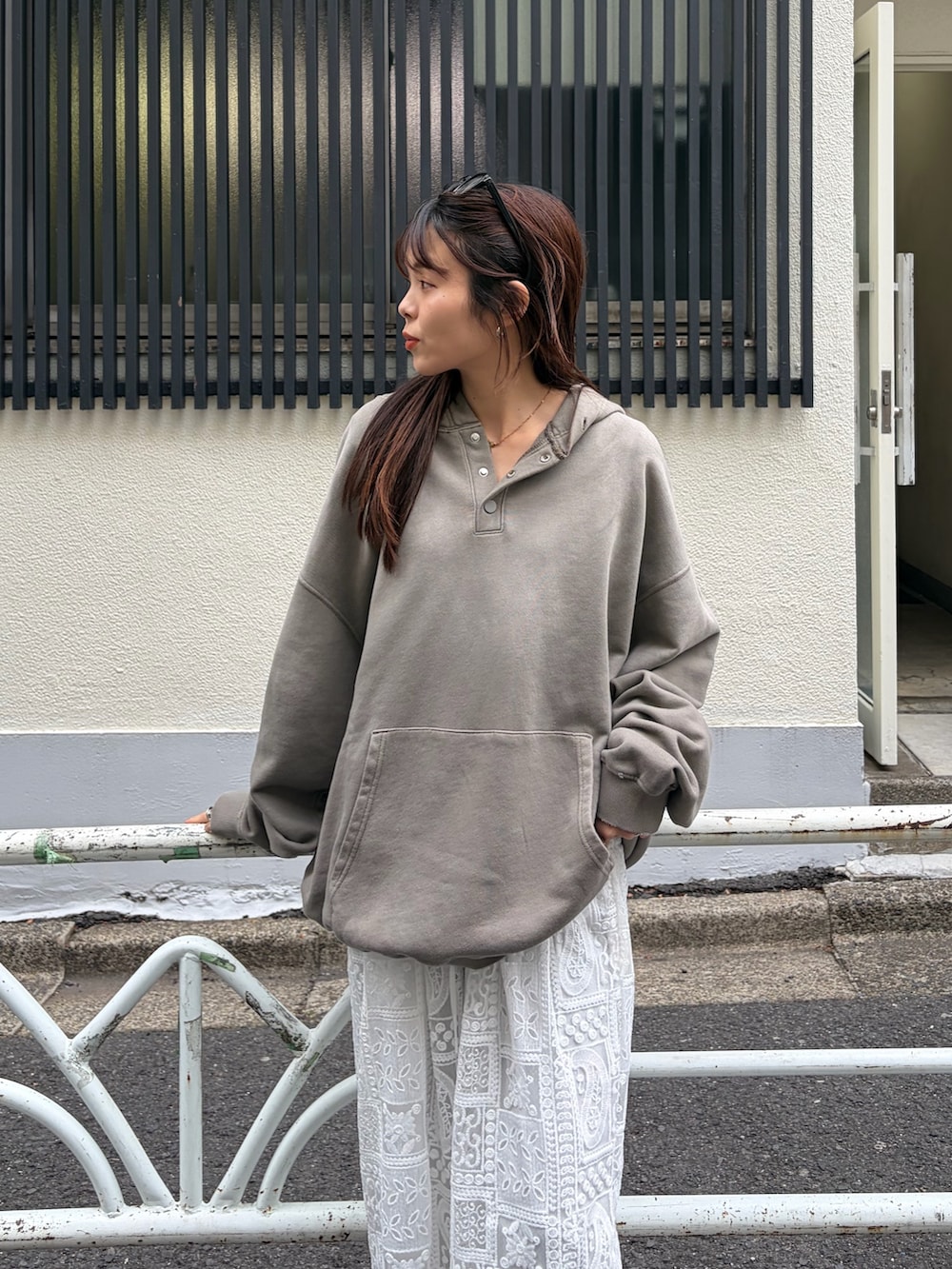 ベージュ系のパーカー、ホワイト系のその他パンツ、ブラック系のパンプスを着用したレディースの冬コーディネートの4枚目の写真