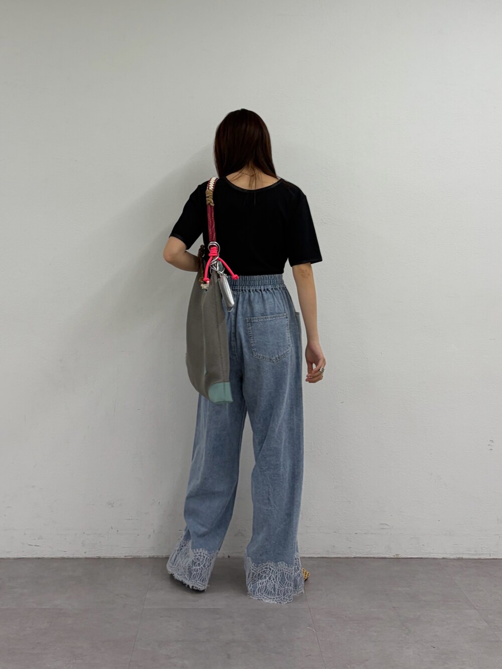 ブラック系のTシャツ/カットソー、ブルー系のデニムパンツ、ベージュ系のパンプスを着用したレディースの春コーディネートの3枚目の写真