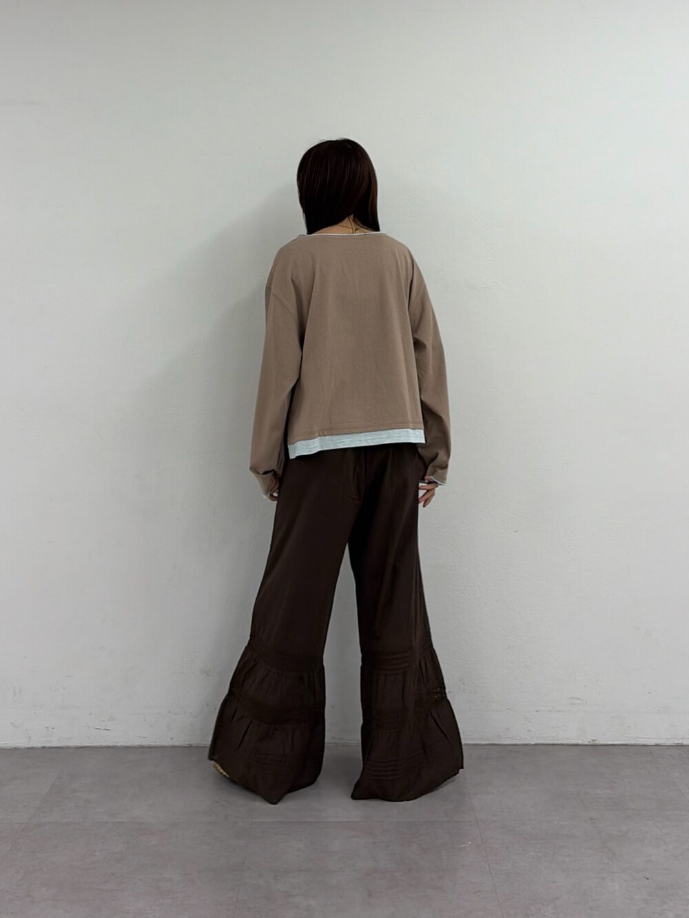 ベージュ系のTシャツ/カットソー、ブラウン系のその他パンツ、ベージュ系のパンプスを着用したレディースの春コーディネートの3枚目の写真