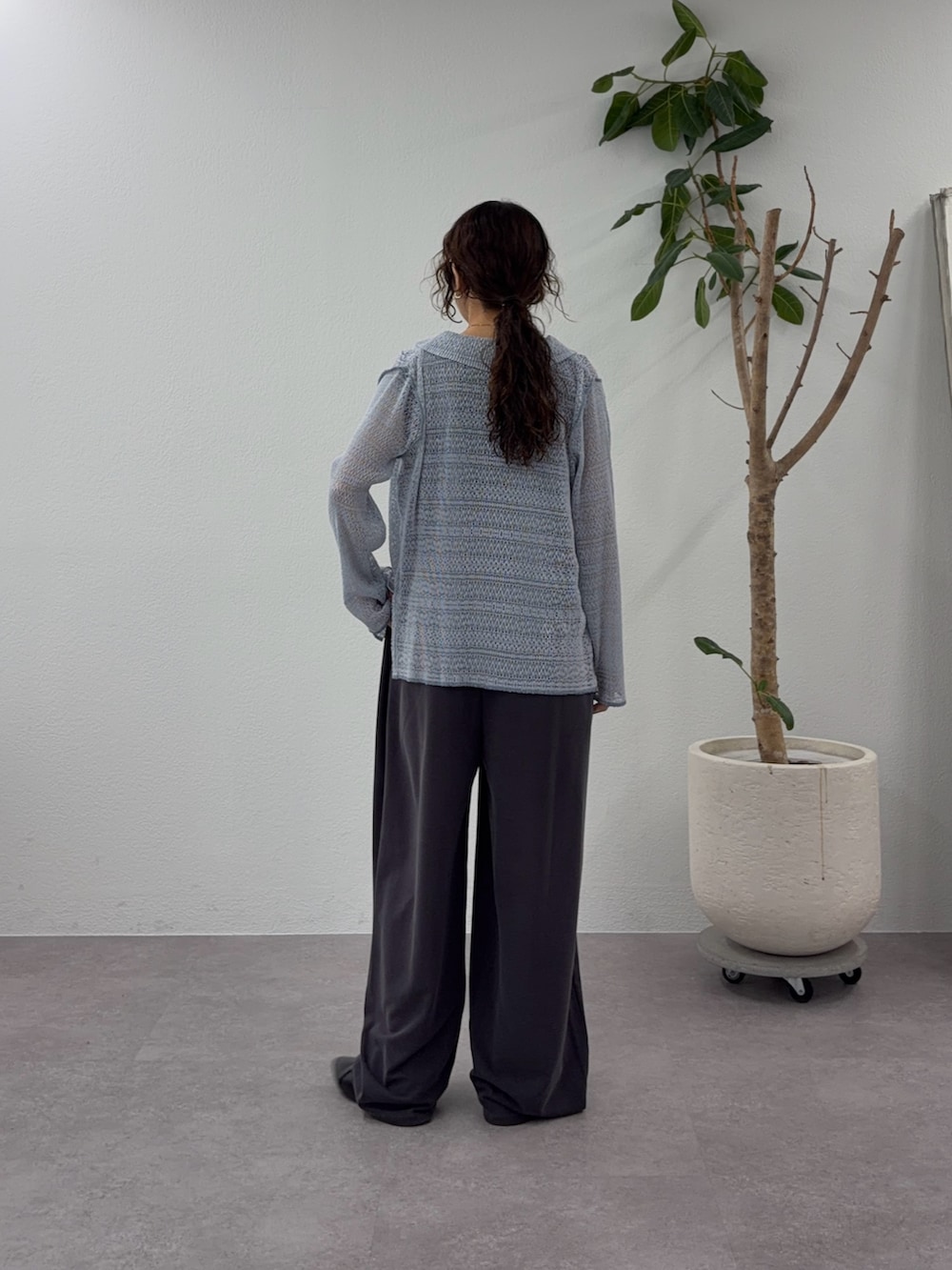 ブルー系のシャツ/ブラウス、グレー系のつなぎ/オールインワン、ブラック系のパンプスを着用したレディースの春コーディネートの3枚目の写真