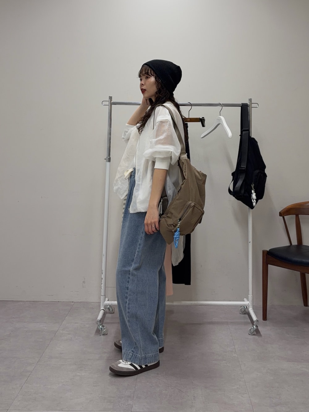 ホワイト系のブルゾン、ブルー系のデニムパンツ、ブラック系のニットキャップ/ビーニーを着用したレディースの春コーディネートの2枚目の写真