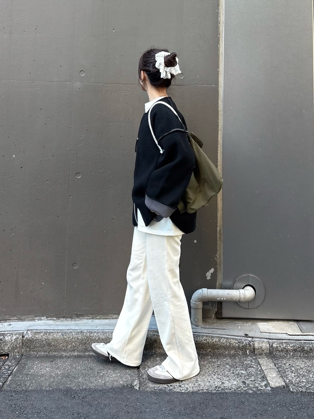 ブラック系のカーディガン/ボレロ、ホワイト系のその他パンツを着用したレディースの秋コーディネートの2枚目の写真