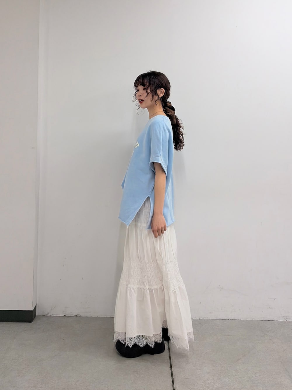 ブルー系のTシャツ/カットソー、ホワイト系のスカートを着用したレディースの春コーディネートの2枚目の写真